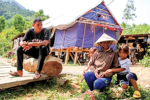 Người dân xã Hướng Sơn, huyện Hướng Hóa, Quảng Trị ngóng đất xây nhà tái định cư. Ảnh: NGUYỄN HOÀNG