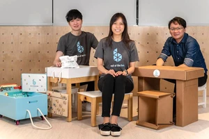 Ang Yu Qian (trái) và Kloe Ng (giữa) với sản phẩm “lớp học trên chiếc hộp di động”