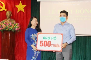 Đại diện Công ty Thành Phương trao 500 triệu đồng ủng hộ Quỹ phòng chống dịch Covid-19 của tỉnh Bình Phước