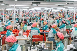Công nhân may làm việc tại một nhà máy ở Ấn Độ