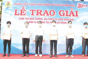 Ông Ko Chung Chih - Phó Tổng giám đốc Vedan Việt Nam trao giải “Cuộc thi báo tường, an toàn vệ sinh viên giỏi, đơn vị lao động không tai nạn” năm 2021 cho các đại diện xuất sắc
