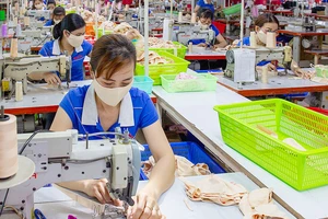 Giảm lãi suất cho vay, ưu tiên DN sản xuất. Trong ảnh: Công nhân sản xuất tại Công ty Dệt may Kim Dung, quận 12, TPHCM. Ảnh: HOÀNG HÙNG