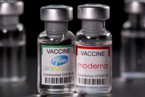 WHO kêu gọi các nước giàu không đặt thêm vaccine để tiêm nhắc lại do nhiều nước trên thế giới chưa có vaccine. Ảnh: REUTERS