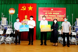 Bà Đặng Thị Kim Oanh – Chủ tịch Tập đoàn Kim Oanh trao tặng máy thở và bộ kit cho đại diện UBMTTQ Việt Nam tỉnh Đồng Nai