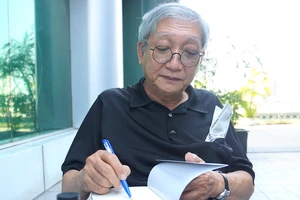  Nhà văn Lê Văn Nghĩa trong buổi ra mắt hội đồng chuyên môn thuộc Hội Nhà văn TPHCM 