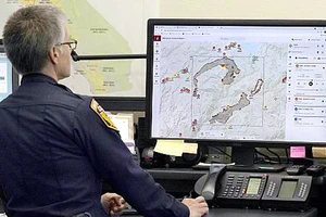 Đại úy cứu hỏa Danell Eshnaur sử dụng chương trình “Phân tích chiến thuật phản ứng đám cháy” giúp định vị trước các nguồn lực chữa cháy ở bang California ngày 23-7. Ảnh: AP