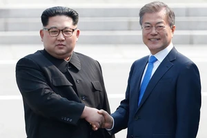 Lãnh đạo Triều Tiên Kim Jong Un và Tổng thống Hàn Quốc Moon Jae In tại biên giới hai nước, tháng 4-2018. Ảnh: Reuters.