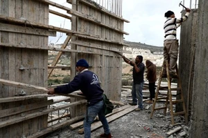 Công nhân Palestine làm việc tại một công trường ở khu Bờ Tây. Nguồn: Reuters
