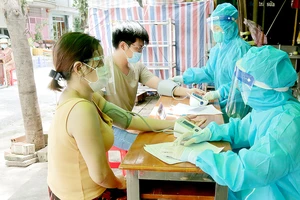 Đội tiêm vaccine lưu động TP Thủ Đức tiêm ngừa cho người dân ở đường 11, phường Phước Bình. Ảnh: LƯƠNG HỢP