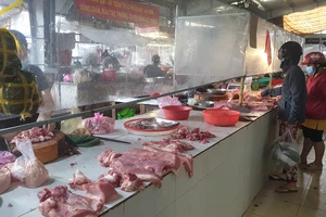 Hàng hóa tươi sống bày bán tại chợ Ngã Ba Bầu, Hóc Môn 