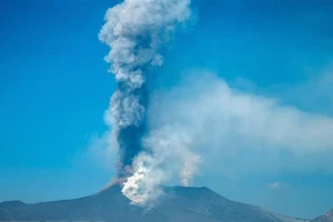 Italy: Miệng núi lửa Etna nhô cao kỷ lục