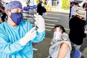 Tiêm vaccine Covid-19 tại Peru. Ảnh: AP