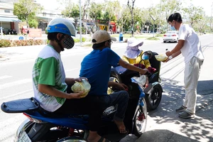 Anh Trương Vĩnh Đặng (35 tuổi, giáo viên dạy mỹ thuật Trường Tiểu học Tây Hồ) tặng bữa ăn cho người khuyết tật nghèo