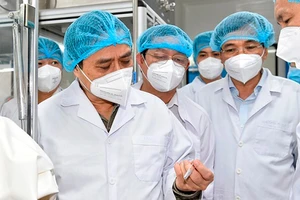 Thủ tướng Phạm Minh Chính thăm Công ty cổ phần Công nghệ sinh học dược Nanogen - đơn vị nghiên cứu, sản xuất vaccine phòng COVID-19 Nanocovax. Ảnh: VGP