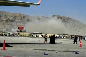 Khói bốc lên từ vụ tấn công khủng bố ở sân bay Kabul