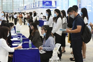 Sinh viên tốt nghiệp đại học tìm việc tại hội chợ việc làm ở Thâm Quyến, Trung Quốc