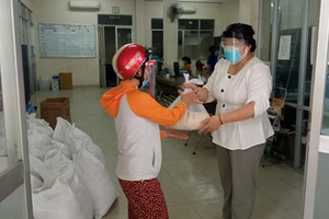 Người dân phường 13 (quận Tân Bình) mong sớm được hỗ trợ