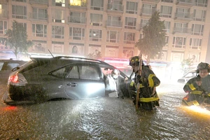 Đường phố New York ngập trong nước