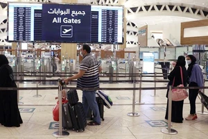 Hành khách tại một sân bay ở Saudi Arabia. Ảnh: Aljazeera