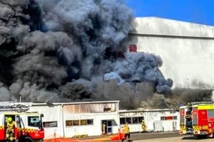 Lực lượng cứu hỏa nỗ lực dập tắt đám cháy. (Nguồn: dailytelegraph.com.au