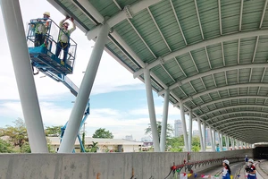 Công nhân đang thi công hệ thống Metro tại trạm Ba Son. Ảnh: HOÀNG HÙNG