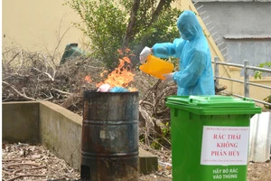 Ban quản lý khu cách ly tập trung xã Bình Minh (huyện Bù Đăng, tỉnh Bình Phước) xử lý rác thải khu cách ly bằng lò đốt