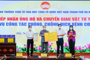 Đại diện T&T Group trao tặng 1 triệu bộ kit xét nghiệm PCR cho đại diện Sở Y tế thành phố Hà Nội và UB MTTQ Việt Nam thành phố Hà Nội