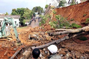 Khẩn cấp di dời 36 hộ dân dưới núi Gành, Bình Định