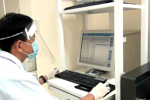 Nhân viên y tế Bệnh viện Chợ Rẫy thực hiện phân tích tìm kháng thể