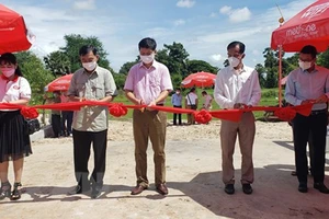 Đại diện lãnh đạo thành phố Kampot, Tổng lãnh sự quán Việt Nam tại tỉnh Preah Sihanouk cắt băng khánh thành công trình Cầu đường Hữu nghị. Ảnh: TTXVN