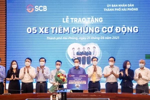 SCB tặng Hải Phòng 5 xe tiêm chủng cơ động 