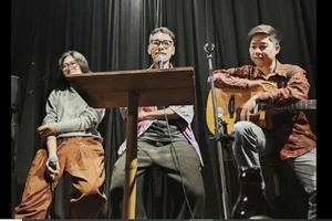 Nhà thơ trẻ Nam Thi (giữa) trong một chương trình giao lưu thơ với bạn đọc Hà Nội vào tháng 4-2021