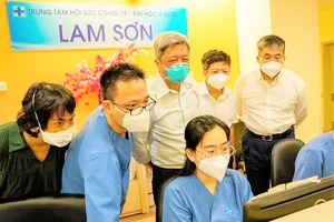 Thứ trưởng Nguyễn Trường Sơn dẫn đầu Đoàn Công tác của Bộ Y tế thăm, kiểm tra tại Trung tâm Hồi sức tích cực người bệnh Covid-19 của BV ĐH Y dược TPHCM