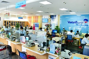 Khách hàng đang giao dịch tại Vietinbank