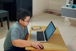 Cháu Nguyễn Đức Thanh bị kẹt dịch ở Gia Lai, hàng ngày ôm máy tính học và chơi game, khiến phụ huynh lo lắng