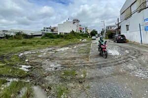 Khoảng 200m cuối đường Tân Thới Nhất 1B phường Tân Thới Nhất (quận 12, TPHCM) dẫn vào khu tái định cư 38ha chưa được hoàn thiện. Ảnh: HOÀNG HÙNG