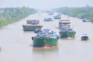 Phương tiện thủy lưu thông trên kênh Chợ Gạo, tỉnh Tiền Giang. Ảnh: CAO THĂNG