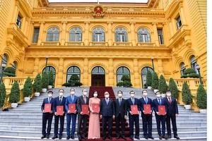Chủ tịch nước Nguyễn Xuân Phúc và các Đại sứ mới được bổ nhiệm. Nguồn: VGP