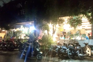 Quán cà phê V.T.M. nằm trên đường số 14 (quận Gò Vấp) đông nghẹt khách uống tại chỗ