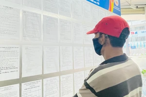Người dân đến Trung tâm Dịch vụ việc làm thanh niên TPHCM  đăng ký tìm việc trong ngày 28-10. Ảnh: VĂN MINH