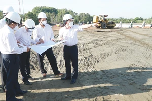 Đoàn đi kiểm tra thực tế tiến độ thi công tại công trình trạm 110kV Long Sơn Bà Rịa - Vũng Tàu 