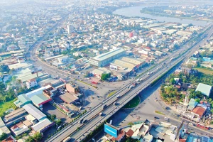 Ngã tư Bình Phước với cầu vượt quốc lộ 1A băng qua quốc lộ 13 nối Hiệp Bình Phước, TP Thủ Đức với Thuận An, Bình Dương. Ảnh: HOÀNG HÙNG