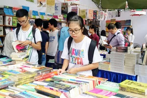 Bạn trẻ Hà Nội chọn mua sách tại một hội chợ