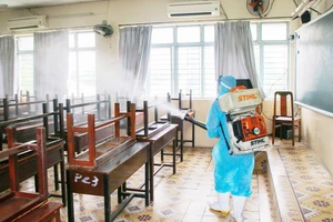 Tiến hành khử khuẩn, vệ sinh phòng học tại Trường THPT Nguyễn Du (quận 10) chiều 1-12