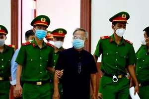 Dẫn giải bị cáo Nguyễn Thành Tài rời Tòa sau khi tuyên án. Ảnh: TTXVN