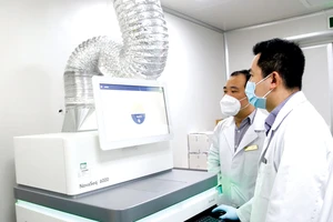 Công đoạn xử lý mẫu được triển khai tại phòng Lab đạt chuẩn quốc tế ISO 15189 thuộc Bệnh viện Đa khoa quốc tế Vinmec