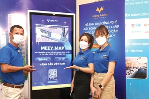 Người dùng thích thú trải nghiệm sản phẩm Meey Map tại VNITO 2021