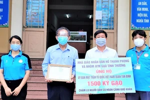 Thầy Hồ Thanh Phong (thứ hai từ trái sang) tặng 1.500kg gạo cho Ủy ban MTTQ quận Tân Bình để chăm lo người dân có hoàn cảnh khó khăn 