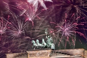 Màn pháo hoa rực rỡ trên Cổng Brandenburg, thủ đô Berlin, Đức thời khắc Giao thừa, bước sang Năm mới 2019