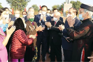 Tổng Bí thư Nguyễn Phú Trọng thăm hỏi người dân thành phố Hưng Yên, tỉnh Hưng Yên. Ảnh: TTXVN